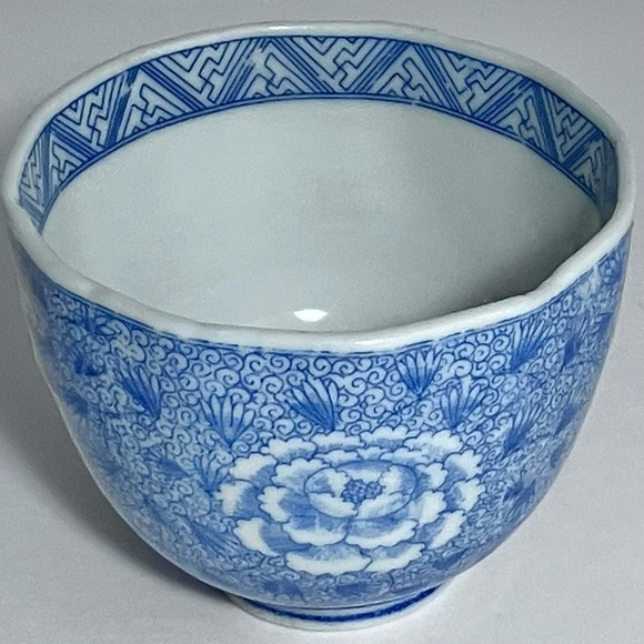 Vintage JAPANESE TEACUP / Blue IMARI TRANSFERWARE / Small Chip / 3 Inches Wide - Picture 3 of 10